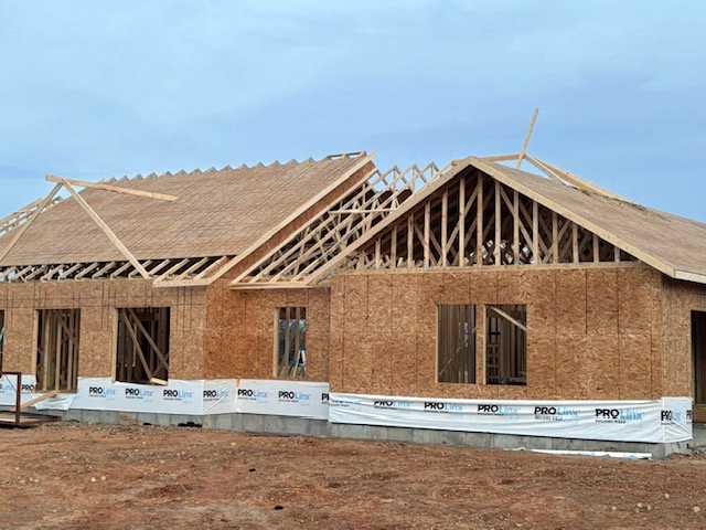 High-quality wooden roof trusses manufactured and installed by Lakeside Truss Company on a new home construction site in Missouri. This authentic photo showcases precision engineering, OSB sheathing, and reliable craftsmanship that has supported Missouri builders for over 40 years.